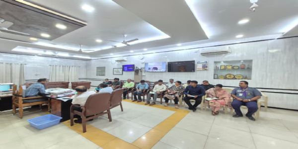 प्रधानमंत्री मोदी के प्रस्तावित संबोधन कार्यक्रम की तैयारी को लेकर जिलाधिकारी ने की बैठक