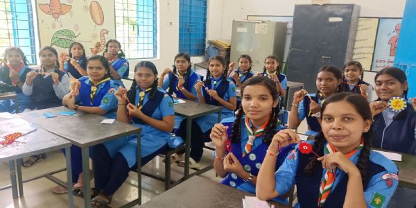 ऑपरेशन सिपाही रक्षा सूत्र : मड़वा स्कूल की गाइड्स ने जवानों के लिए बनाई राखियां