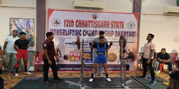 पावर लिफ्टिंग चैंपियनशिप: उम्रदराज महिला खिलाड़ियों का जज्बा लोगाें को कर रहा प्रेरित