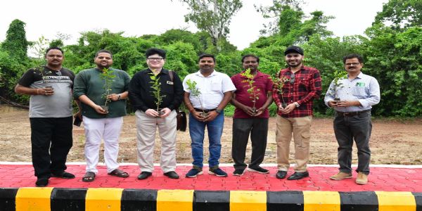 दीक्षांत समारोह से पहले रुहेलखंड विश्वविद्यालय में महकेगा सुगंधित उपवन, पत्रकारों ने किया पौधरोपण