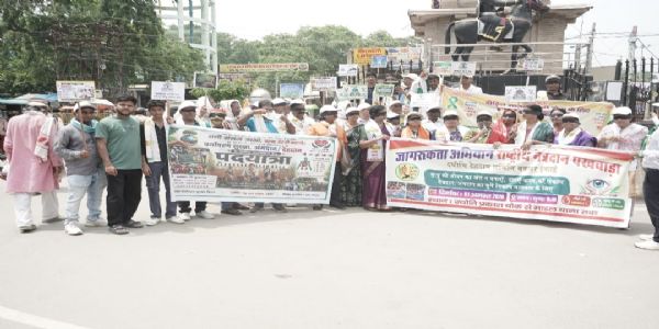 नेत्रदान और पर्यावरण संरक्षण का संकल्प लेकर बक्सर से डुमरांव तक निकली जागरूकता पदयात्रा