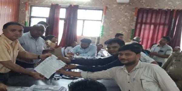 लंबित मांगों को लेकर लेखपालों ने एसडीएम को सौंपा ज्ञापन, आंदोलन की चेतावनी