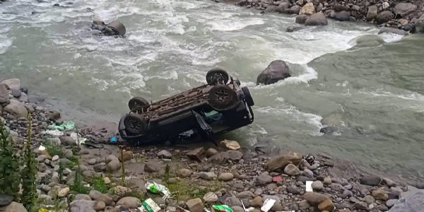मनाली में मनालसु नाले में गिरी जिम्नी, दो युवकों की मौत, तीन घायल