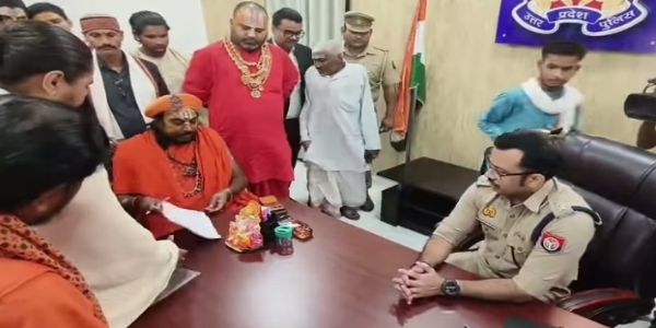 वाराणसी : संताें ने कांग्रेस नेता राहुल गांधी, पप्पू यादव और अवधेश प्रसाद के विरुद्ध दर्ज कराया मुकदमा