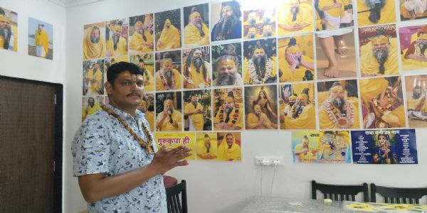 सोशल मीडिया पर संत के वचनों ने किया प्रभावित, घर को ही बना दिया मंदिर, 150 पोस्टर-फोटो में बसते हैं प्रेमानंद महाराज