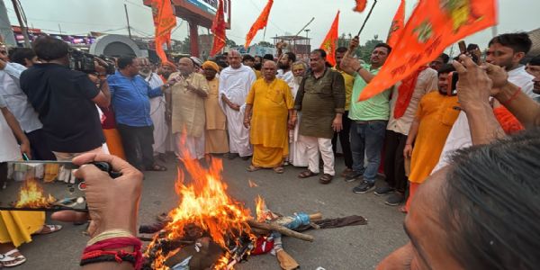 भगवा वेश में संसद में किए गए नाटकीय प्रदर्शन के विरोध में अयोध्या के संतों का आक्रोश मार्च, राष्ट्रपति को भेजा ज्ञापन