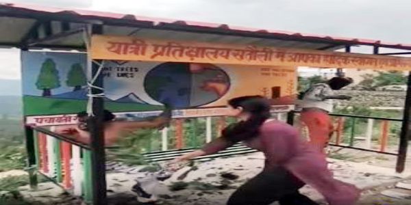 ग्रामीणों ने युवकों को पकड़कर किया मुंह काला