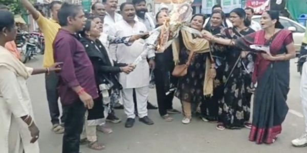 सागरः महिला कांग्रेस का उग्र प्रदर्शन, केंद्रीय मंत्री जोशी और सांसद कंगना रनौत का पुतला फूंका
