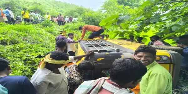 छिंदवाड़ा में स्कूली बच्चों से भरी वैन पलटी, 9 छात्र घायल, बारिश में घुमावदार मोड़ पर हुआ हादसा