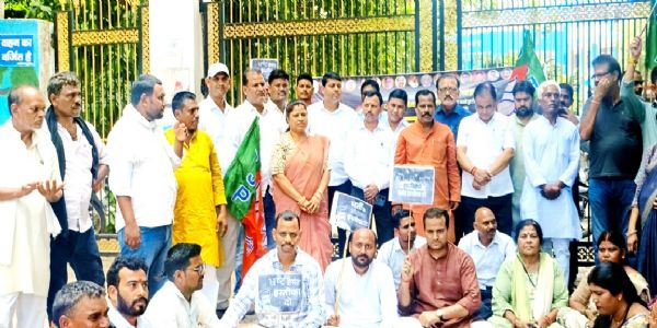 भाजयुमो ने भर्ती परीक्षा धांधली के खिलाफ उपायुक्त कार्यालय के समक्ष किया प्रदर्शन