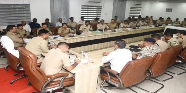 बस्तर एसपी ने अपराधों की समीक्षा, स्मार्ट व तकनीक आधारित पुलिसिंग पर दिया जोर