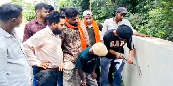 दीवारों पर लगी देवी-देवताओं की तस्वीरें हटाने को लेकर बजरंग दल का विरोध-प्रदर्शन