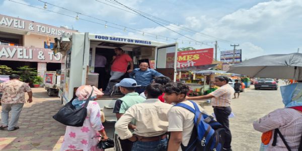 कावड़ मेला : खाद्य सुरक्षा विभाग ने की जगह छापेमारी