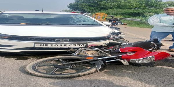 हांसी : कार ने बाइक को मारी टक्कर मोटरसाइकिल सवार महिला की मौत, एक घायल