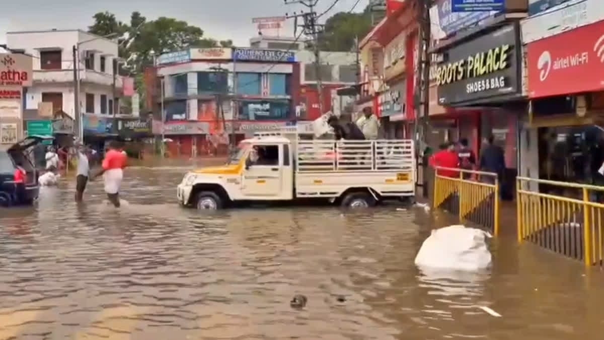 केरल में भारी बारिश के बाद जलजमाव की तस्वीर।