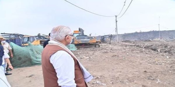 केंद्रीय मंत्री मनोहर लाल ने भलस्वा कचरा ढेर स्थल का निरीक्षण कर पुराने कचरे के निस्तारण कार्य की समीक्षा करते हुए। केंद्रीय मंत्री मनोहर लाल ने भलस्वा कचरा ढेर स्थल का निरीक्षण कर पुराने कचरे के निस्तारण कार्य की समीक्षा करते हुए।
