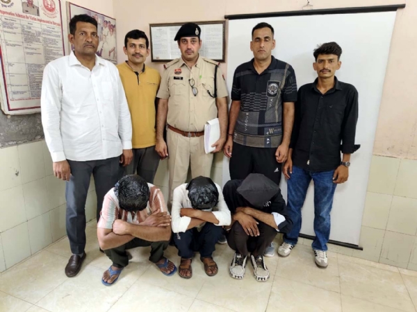 पकड़े गए साइबर ठगी के तीनों आरोपी। पकड़े गए साइबर ठगी के तीनों आरोपी।