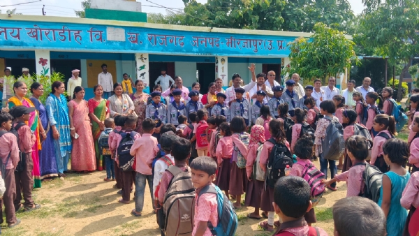 खोराडीह विद्यालय का अवलोकन करते बिहार के मुखिया। खोराडीह विद्यालय का अवलोकन करते बिहार के मुखिया।