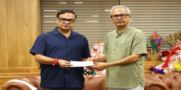 असमः मुख्यमंत्री राहत कोष में डॉ. हिमंत बिस्व सरमा को चेक प्रदान करते भाजपा विधायक शिलादित्य देव। असमः मुख्यमंत्री राहत कोष में डॉ. हिमंत बिस्व सरमा को चेक प्रदान करते भाजपा विधायक शिलादित्य देव।