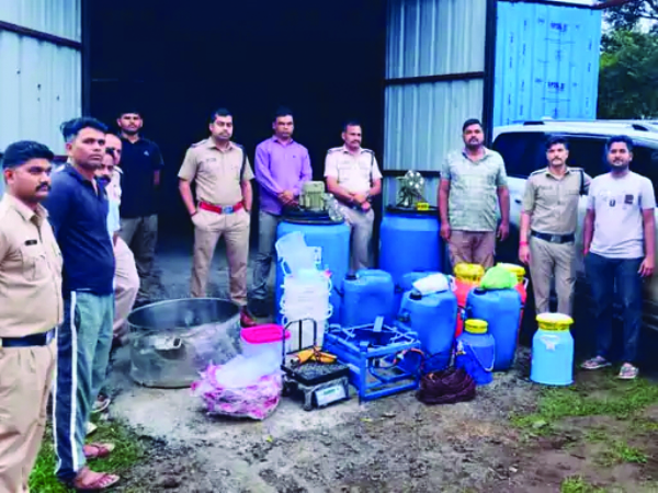 मंदसौर में एमडी ड्रग्स फैक्ट्री पर पुलिस की दबिश, 300 किलो केमिकल जब्त मंदसौर में एमडी ड्रग्स फैक्ट्री पर पुलिस की दबिश, 300 किलो केमिकल जब्त
