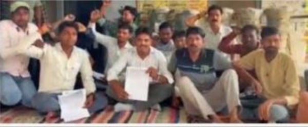 आंदोलन करते कर्मचारी आंदोलन करते कर्मचारी