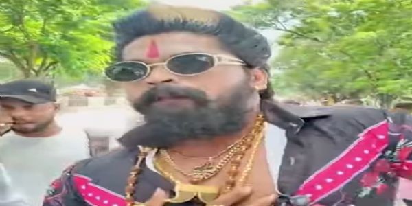 छात्रों के आंदोलन में शामिल वायरल पुष्पा भाऊ की तस्वीर छात्रों के आंदोलन में शामिल वायरल पुष्पा भाऊ की तस्वीर