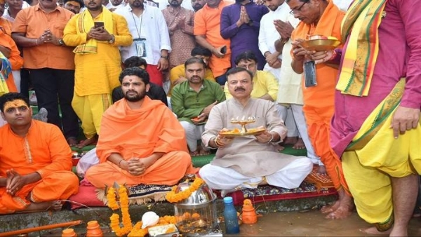 गाडरवारा में कांवड यात्रा के दौरान मंत्री उदय प्रताप सिंह पूजन करते हुए