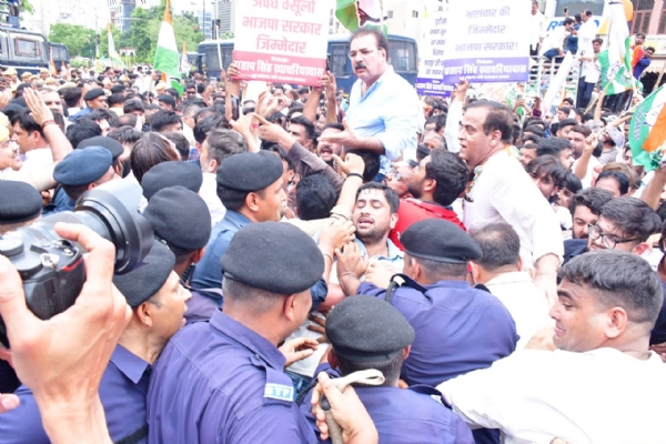 जलभराव और बदहाल सड़कों पर कांग्रेस का हल्लाबोल: वाटर कैनन के बीच निगम मुख्यालय घेरा