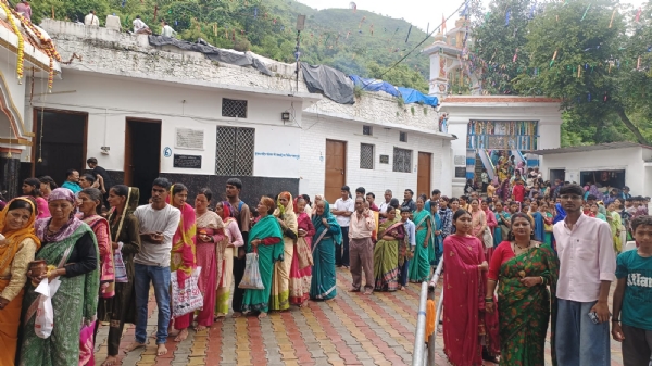 फोटो-10एनटीएच07 नई टिहरी के देवलसारी मंदिर में जलाभिषेक के लिए लगी श्रद्धालुओं की भीड़। फोटो-10एनटीएच07 नई टिहरी के देवलसारी मंदिर में जलाभिषेक के लिए लगी श्रद्धालुओं की भीड़।