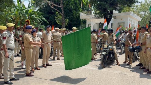 एसएसपी जम्मू जोगिंदर सिंह ने डीपीएल जम्मू से तिरंगा बाइक रैली को दिखाई हरी झंडी एसएसपी जम्मू जोगिंदर सिंह ने डीपीएल जम्मू से तिरंगा बाइक रैली को दिखाई हरी झंडी