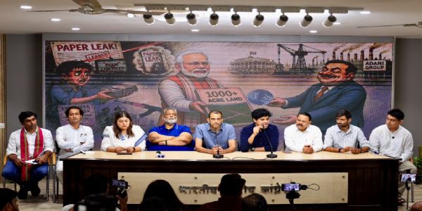 फोटो कैप्शन: नई दिल्ली स्थित कांग्रेस मुख्यालय में सोमवार को बिहार में छात्रों के साथ कथित पुलिस बर्बरता को लेकर आयोजित पत्रकार वार्ता में बिहार प्रभारी कृष्णा अल्लावरु, पप्पू यादव, इमरान प्रतापगढ़ी, उदय भानु चिब, विनोद जाखड़, विक्रांत भूरिया और रागिनी नायक। फोटो कैप्शन: नई दिल्ली स्थित कांग्रेस मुख्यालय में सोमवार को बिहार में छात्रों के साथ कथित पुलिस बर्बरता को लेकर आयोजित पत्रकार वार्ता में बिहार प्रभारी कृष्णा अल्लावरु, पप्पू यादव, इमरान प्रतापगढ़ी, उदय भानु चिब, विनोद जाखड़, विक्रांत भूरिया और रागिनी नायक।