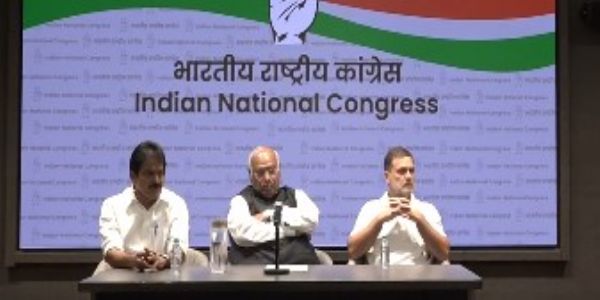 कांग्रेस नए मुख्यालय में पत्रकार वार्ता के दौरान कांग्रेस अध्यक्ष मल्लिकार्जुन खरगे, लोकसभा में नेता प्रतिपक्ष राहुल गांधी और कांग्रेस महासचिव (संगठन) केसी वेणुगोपाल। कांग्रेस नए मुख्यालय में पत्रकार वार्ता के दौरान कांग्रेस अध्यक्ष मल्लिकार्जुन खरगे, लोकसभा में नेता प्रतिपक्ष राहुल गांधी और कांग्रेस महासचिव (संगठन) केसी वेणुगोपाल।