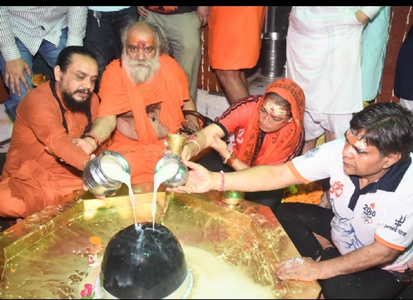 खेल मंत्री रेखा आर्या जल चढ़ाती। खेल मंत्री रेखा आर्या जल चढ़ाती।