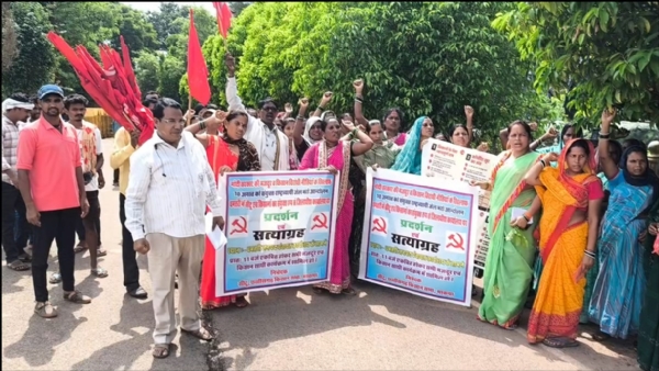 प्रदर्शन करते हुए ठेका हमाल मजदूर संघ के सदस्य। प्रदर्शन करते हुए ठेका हमाल मजदूर संघ के सदस्य।