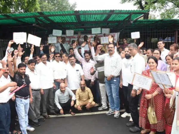 मंत्रालय के सामने कर्मचारियों ने मुंडन कर जताया विरोध मंत्रालय के सामने कर्मचारियों ने मुंडन कर जताया विरोध