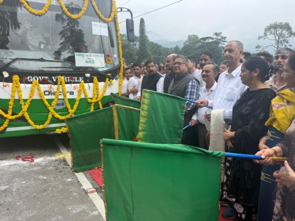 पालमपुर में इलेक्ट्रिक बसों को हरी झंडी दिखाते हुए उपमुख्यमंत्री।