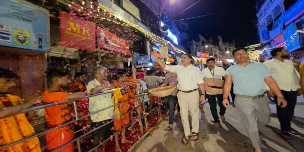 श्री काशी विश्वनाथ दरबार में कतारबद्ध श्रद्धालुओं पर पुष्पवर्षा करते मंदिर न्यास के अफसर श्री काशी विश्वनाथ दरबार में कतारबद्ध श्रद्धालुओं पर पुष्पवर्षा करते मंदिर न्यास के अफसर