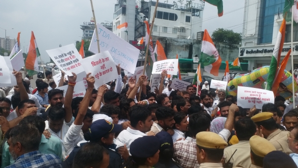 जलभराव और बदहाल सड़कों पर कांग्रेस का हल्लाबोल: वाटर कैनन के बीच निगम मुख्यालय घेरा
