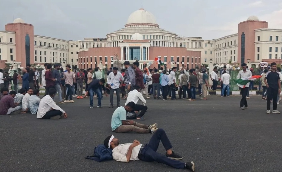 विधानसभा के समक्ष पहुंचे छात्र विधानसभा के समक्ष पहुंचे छात्र