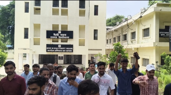 लखनऊ विश्वविद्यालय में मेस फीस और एकमुश्त भुगतान व्यवस्था समाप्त करने के खिलाफ आक्रोशित छात्रों ने डीएसडब्ल्यू कार्यालय के सामने किया प्रदर्शन लखनऊ विश्वविद्यालय में मेस फीस और एकमुश्त भुगतान व्यवस्था समाप्त करने के खिलाफ आक्रोशित छात्रों ने डीएसडब्ल्यू कार्यालय के सामने किया प्रदर्शन