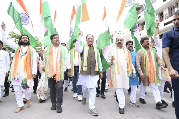 भाजपा की रायपुर में निकली भव्य ‘तिरंगा यात्रा में शामिल मुख्यमंत्री एवं उपमुख्यमंत्री भाजपा की रायपुर में निकली भव्य ‘तिरंगा यात्रा में शामिल मुख्यमंत्री एवं उपमुख्यमंत्री