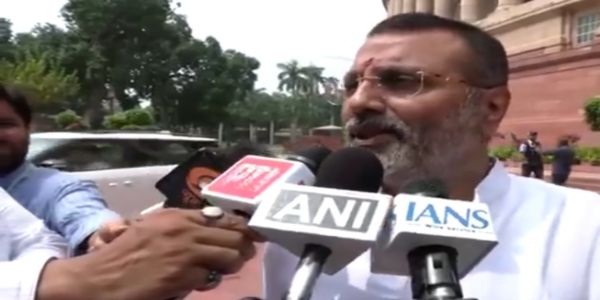भाजपा के सांसद निशिकांत दुबे संसद से बाहर मीडिय से बात करते हुए। भाजपा के सांसद निशिकांत दुबे संसद से बाहर मीडिय से बात करते हुए।