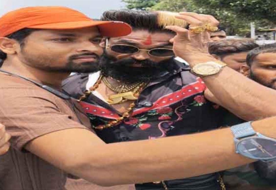 पुष्पा के भेष में छात्र पुष्पा के भेष में छात्र