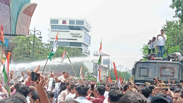 जलभराव और बदहाल सड़कों पर कांग्रेस का हल्लाबोल: वाटर कैनन के बीच निगम मुख्यालय घेरा