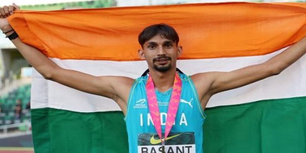 बसंत कुमार मेघवाल पुरुषों की ऊंची कूद में सिल्वर मेडल जीतने के बाद जश्न मनाते हुए। बसंत कुमार मेघवाल पुरुषों की ऊंची कूद में सिल्वर मेडल जीतने के बाद जश्न मनाते हुए।