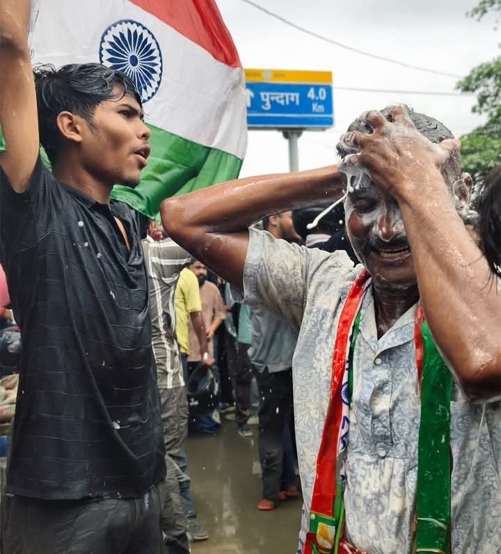 साबुन लगाकर नहाता हुआ छात्र साबुन लगाकर नहाता हुआ छात्र