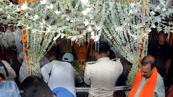 मंत्री मदन सहनी ने बाबा हरिहरनाथ मंदिर में की पूजा-अर्चना मंत्री मदन सहनी ने बाबा हरिहरनाथ मंदिर में की पूजा-अर्चना