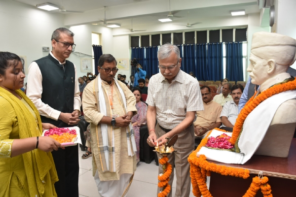 बीएचयू के कार्यशाला में बीएचयू कुलपति के साथ नव नालंदा महाविहार के कुलपति प्रो. सिद्धार्थ सिंह बीएचयू के कार्यशाला में बीएचयू कुलपति के साथ नव नालंदा महाविहार के कुलपति प्रो. सिद्धार्थ सिंह