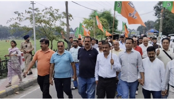 प्रदर्शन करते भाजपा कार्यकर्ता