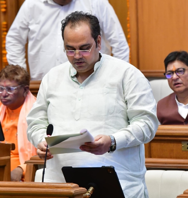 दिल्ली विधानसभा में सोमवार को ‘दिल्ली (नागरिकों का समय पर और आसानी से सेवाएं पाने का अधिकार) विधेयक, 2026’ पेश करते मंत्री पंकज कुमार सिहं दिल्ली विधानसभा में सोमवार को ‘दिल्ली (नागरिकों का समय पर और आसानी से सेवाएं पाने का अधिकार) विधेयक, 2026’ पेश करते मंत्री पंकज कुमार सिहं